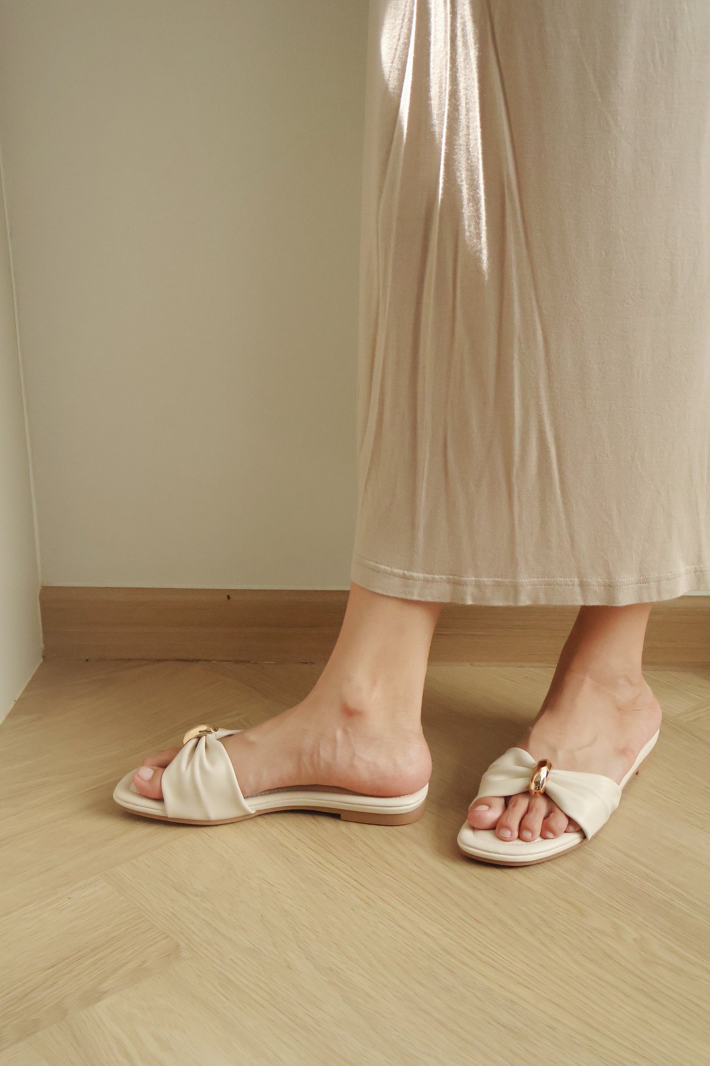 Vera Ribbon Slide Sandals (Cream White)