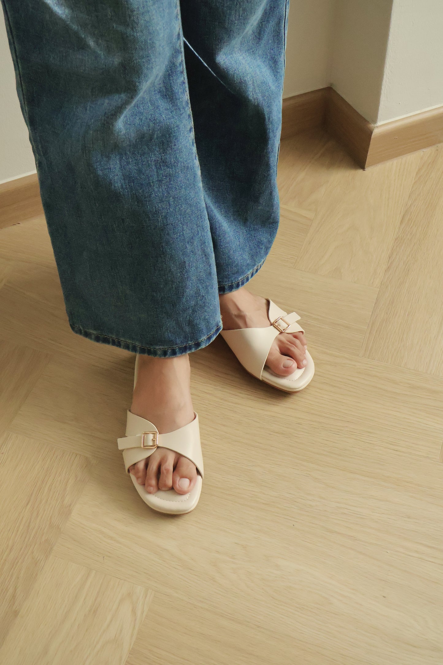Zaelyn Buckle Wrap Slide Sandals (Cream White / 35 36 40)
