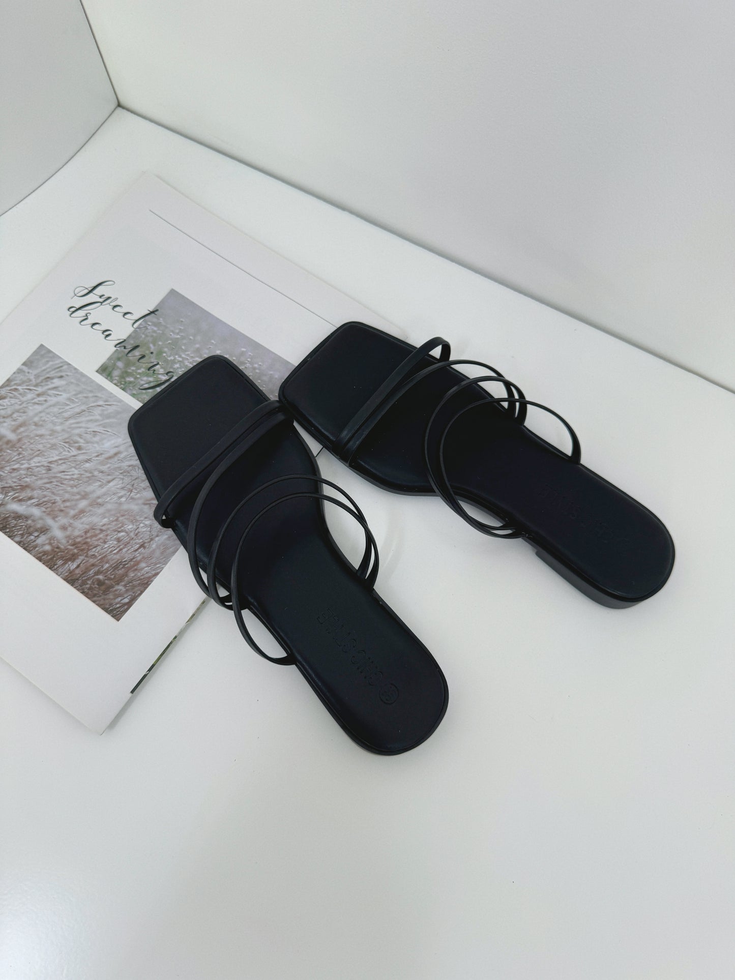 Vonna Strappy Flat Sliders (Black)