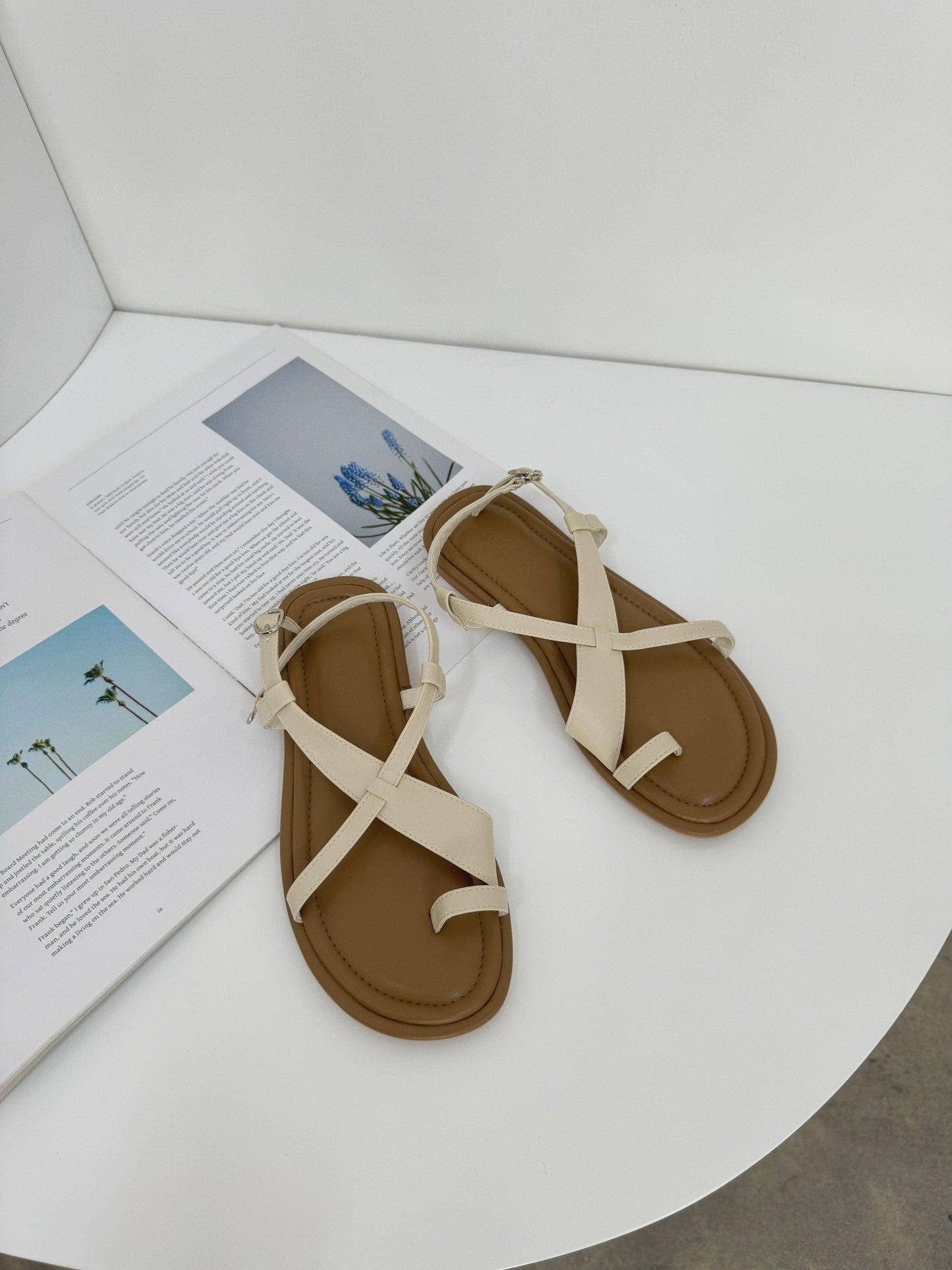 Glenda Roman Cross Sandals (Cream)