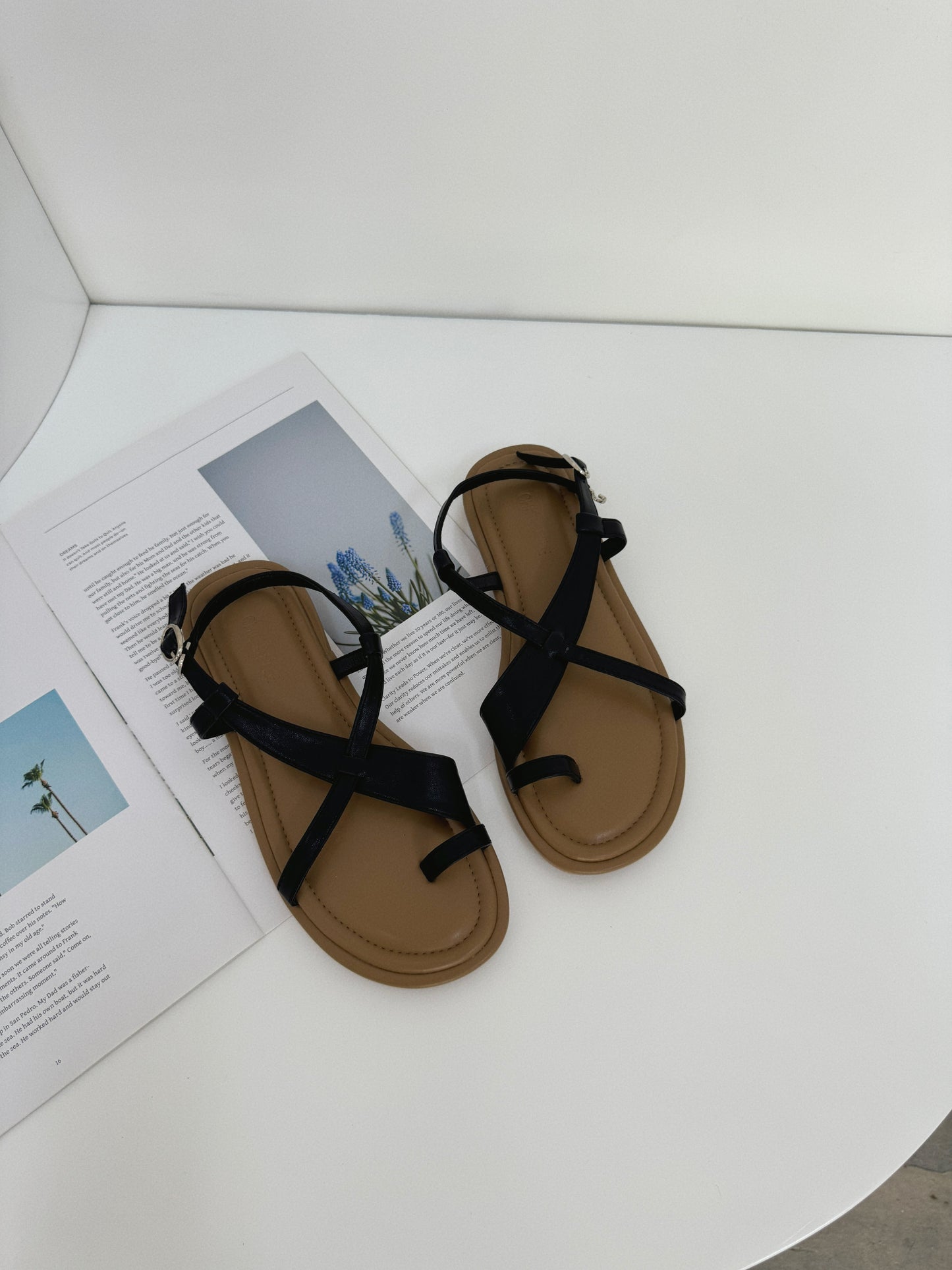 Glenda Roman Cross Sandals (Black)