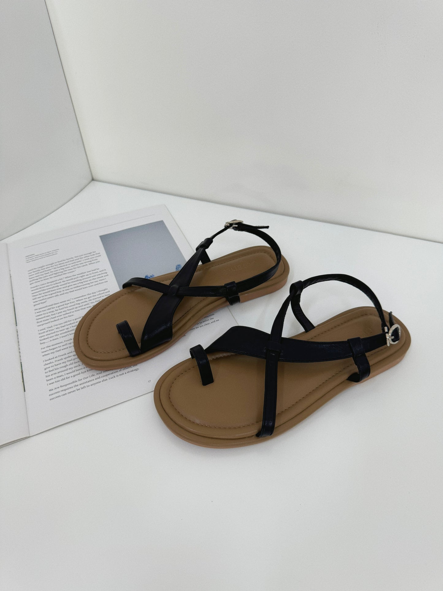 Glenda Roman Cross Sandals (Black)