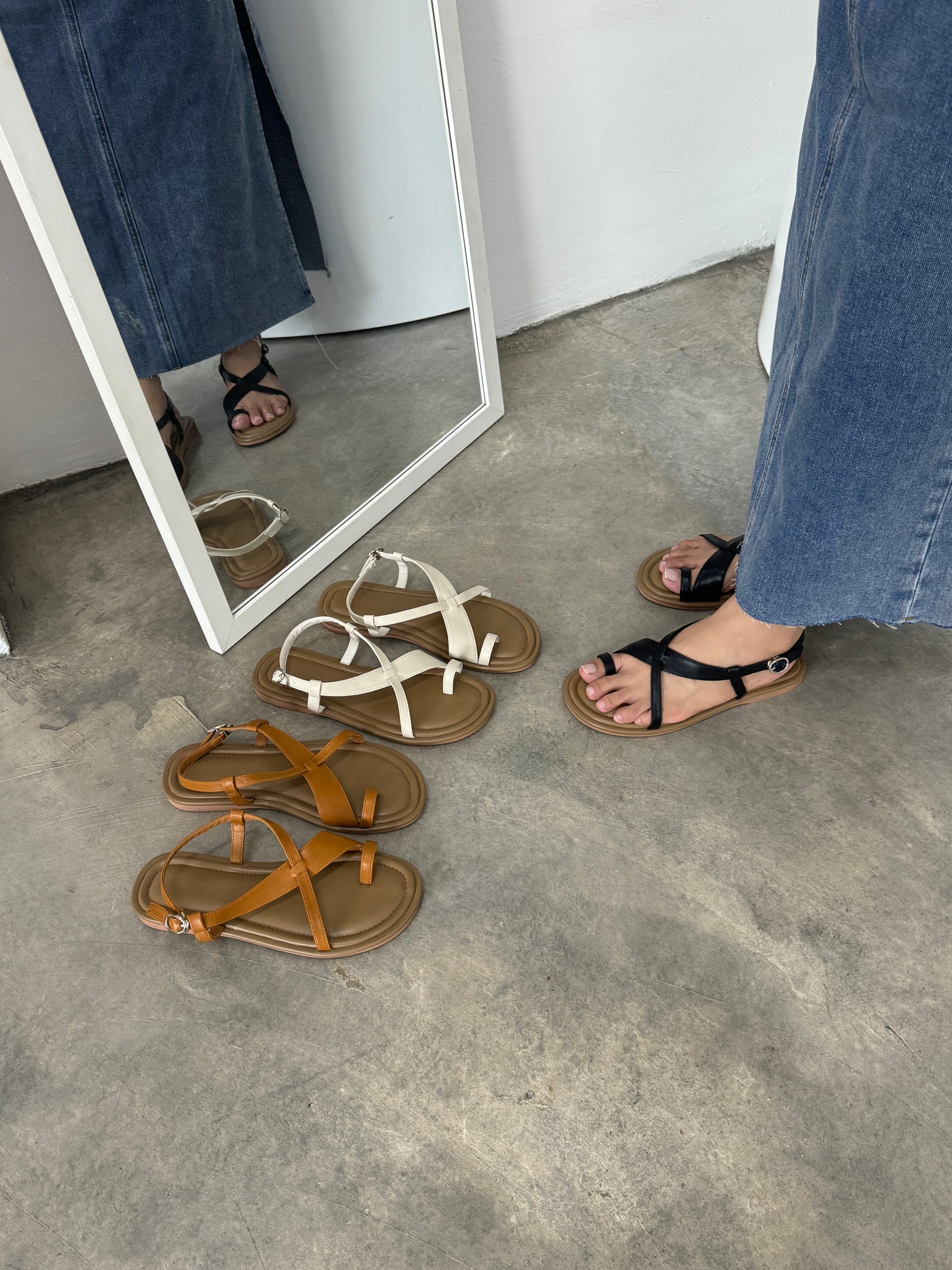 Glenda Roman Cross Sandals (Black)