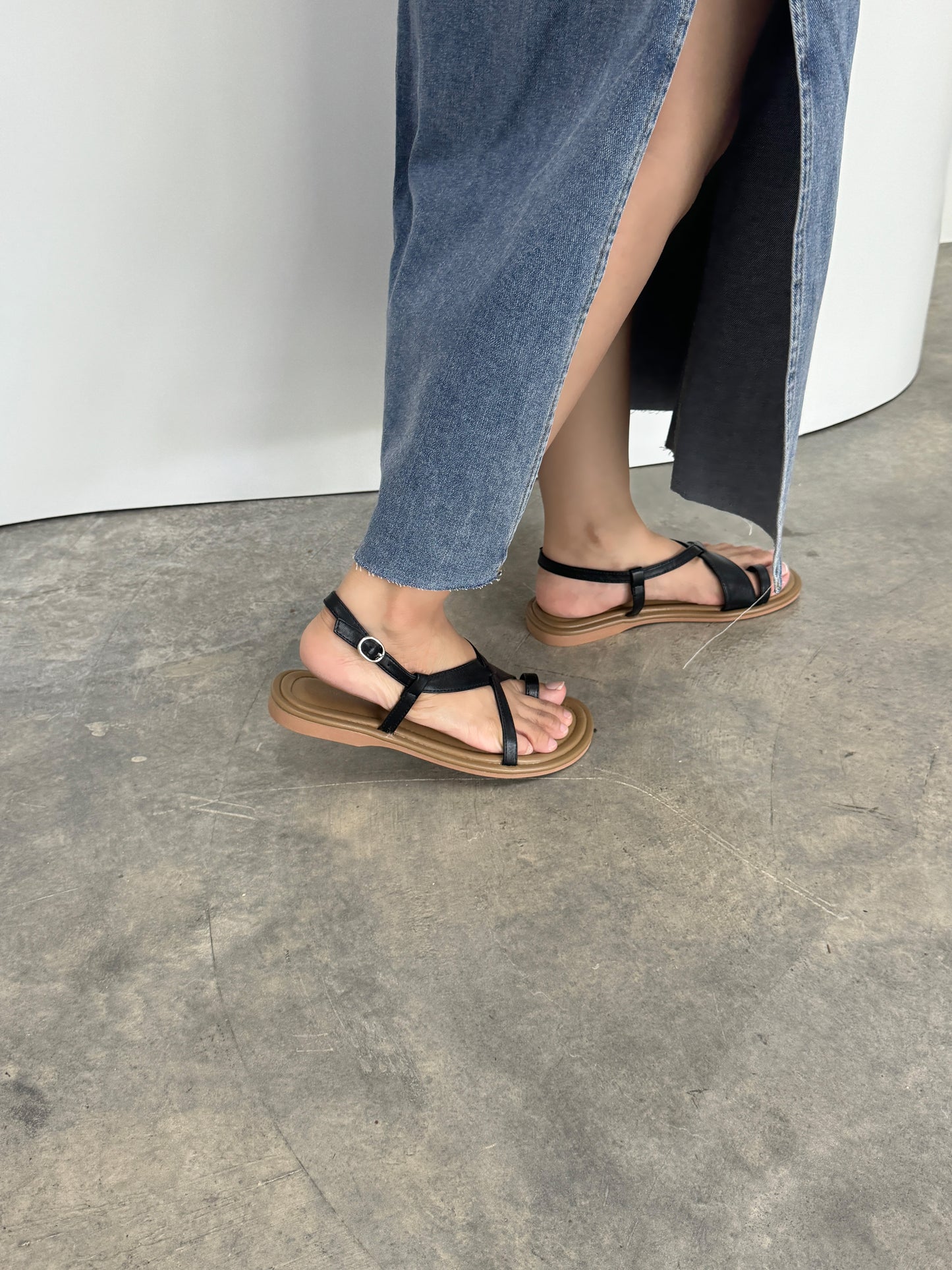 Glenda Roman Cross Sandals (Black)