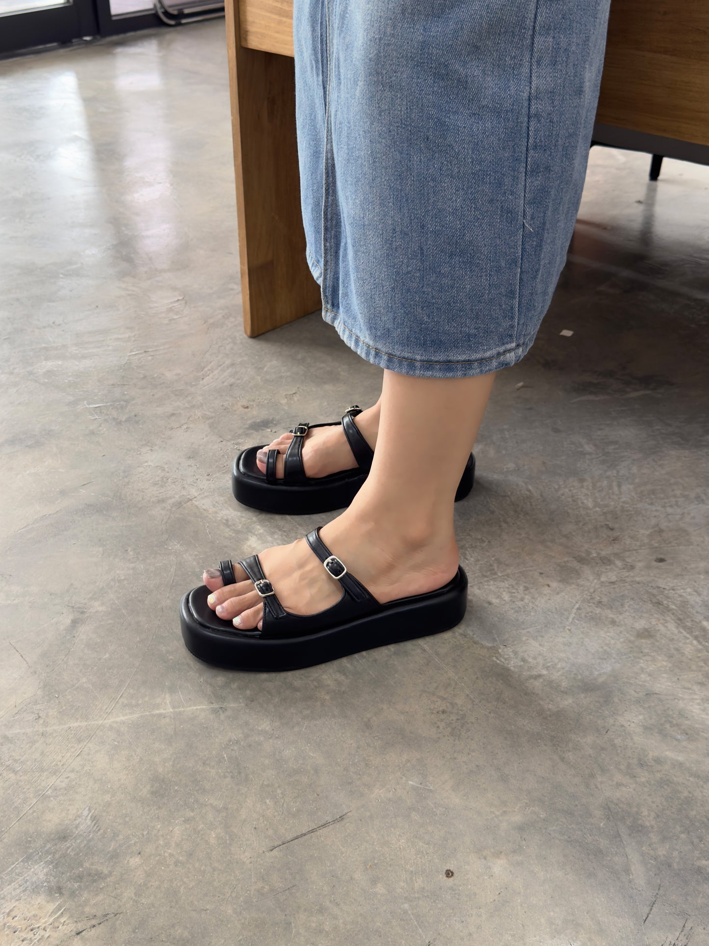 Haidyn Buckle Strappy Wedges Sandals (Black)