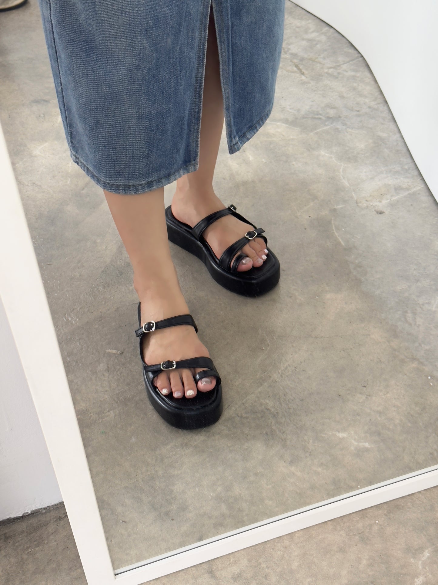 Haidyn Buckle Strappy Wedges Sandals (Black)