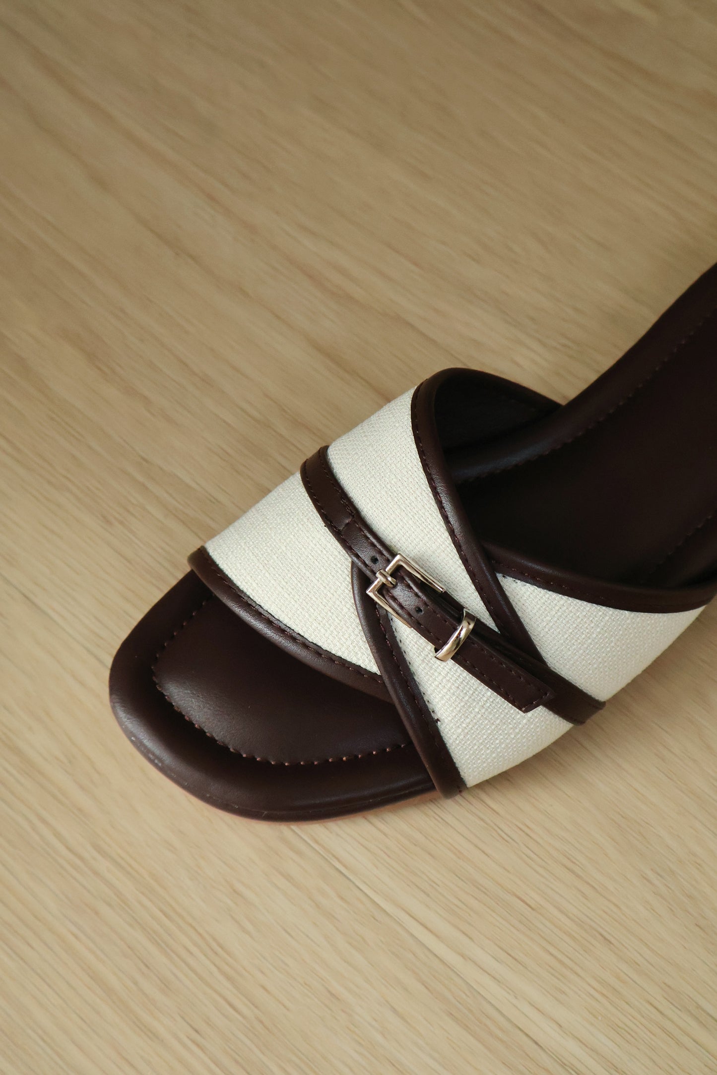 Oliver Contrast Buckle Slide Sandals (Chocolate)