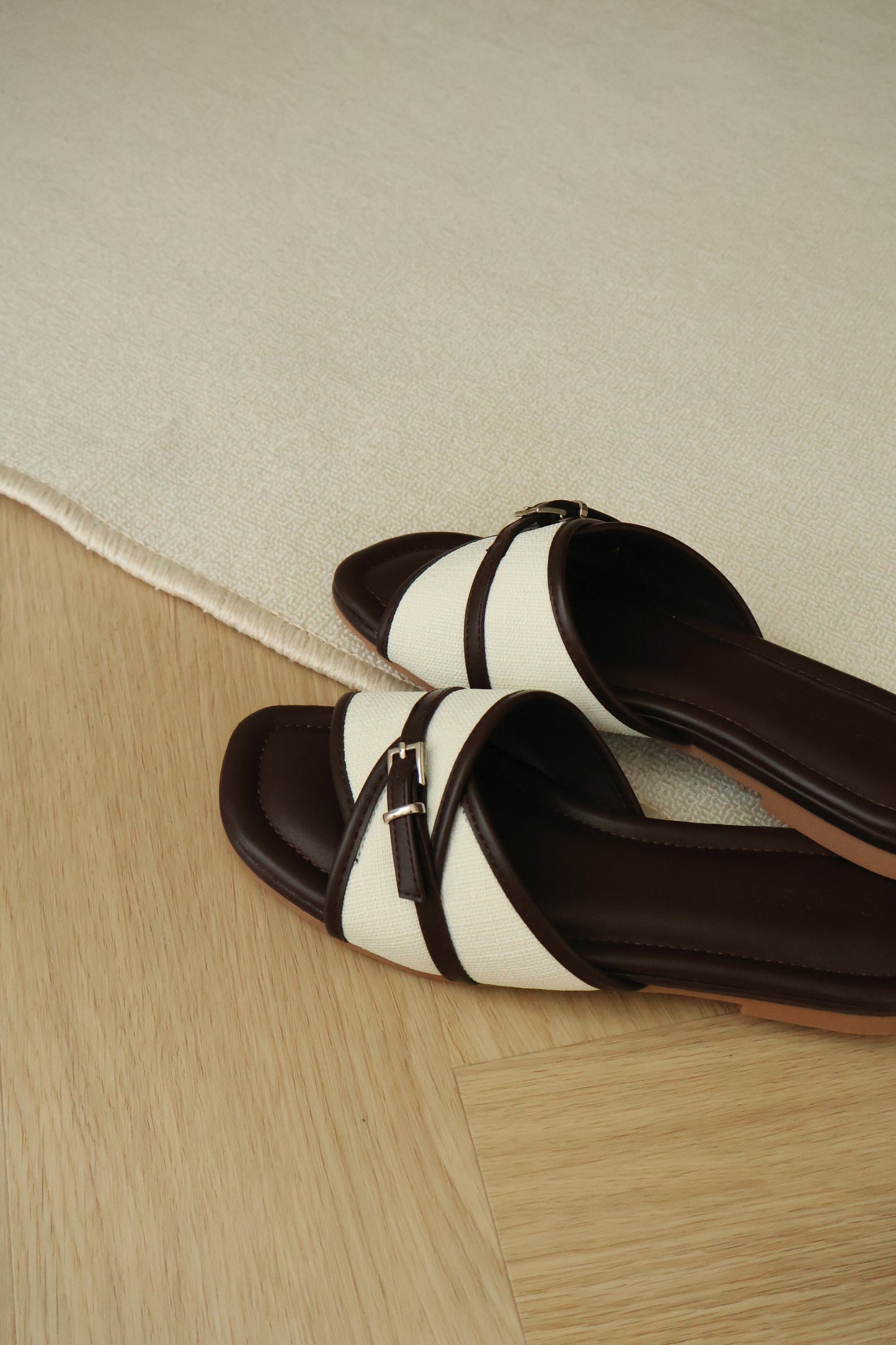 Oliver Contrast Buckle Slide Sandals (Chocolate)