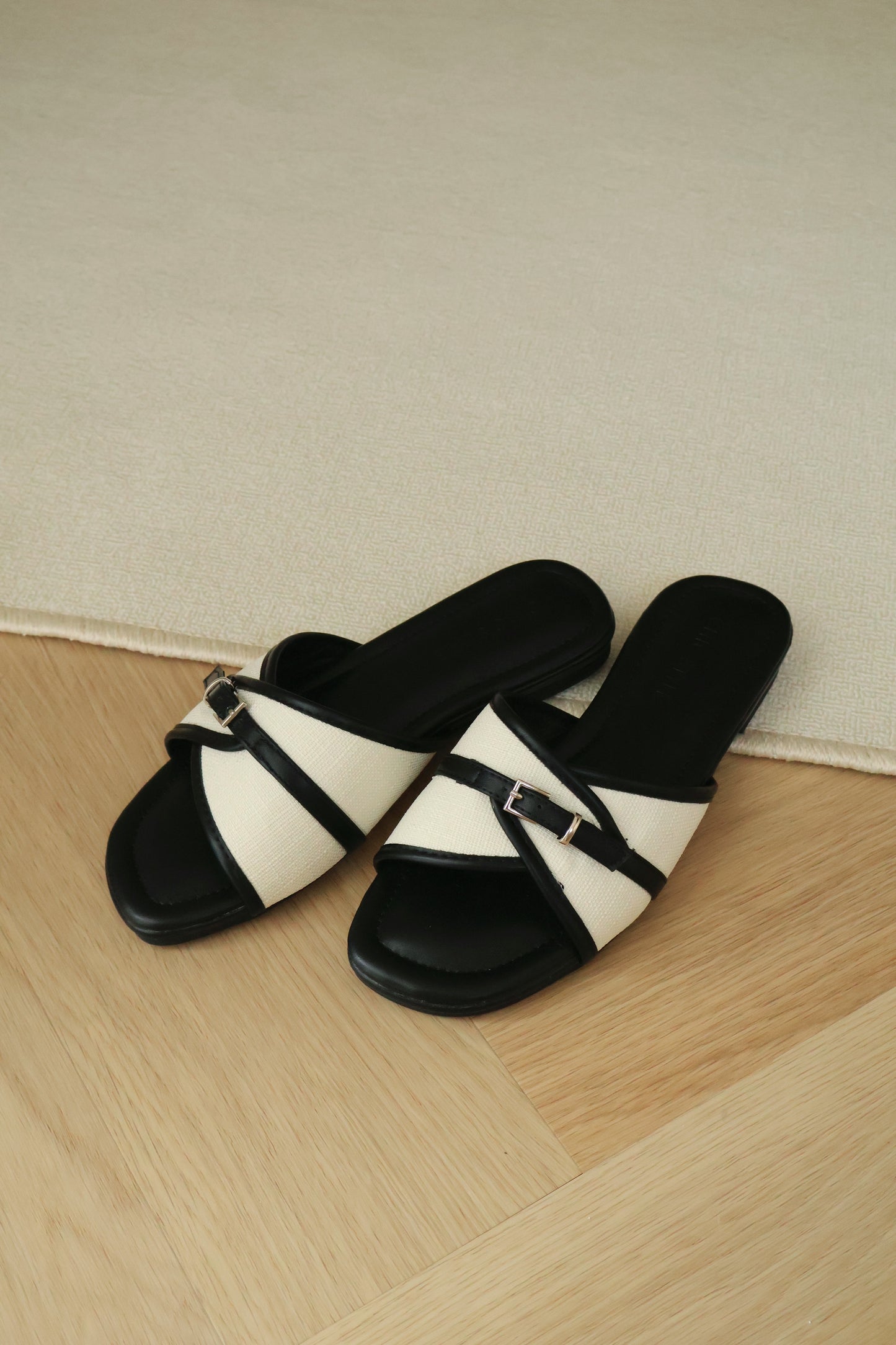 Oliver Contrast Buckle Slide Sandals (Black)