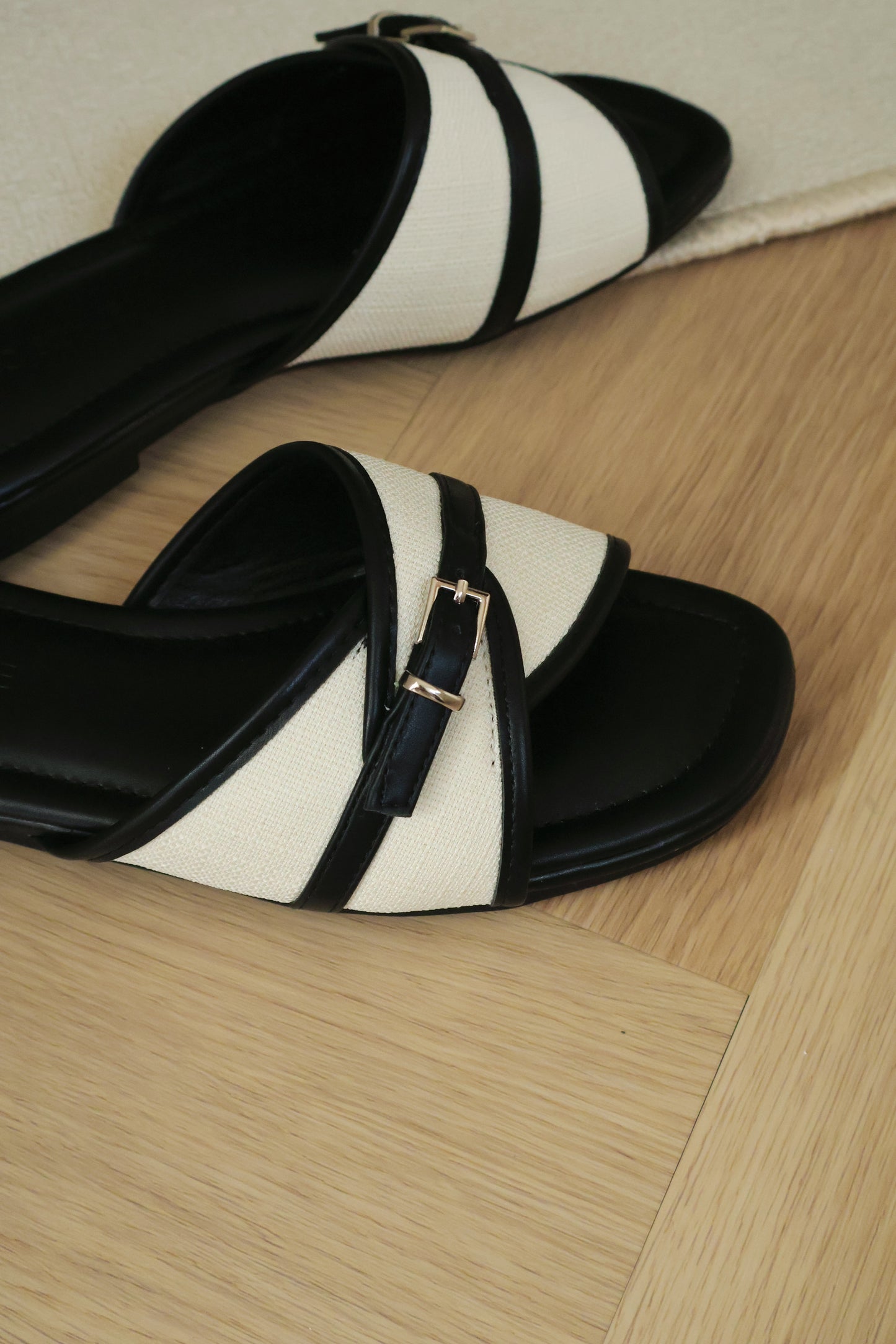 Oliver Contrast Buckle Slide Sandals (Black)