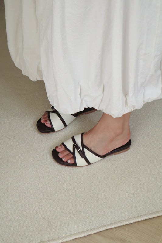 Oliver Contrast Buckle Slide Sandals (Chocolate)