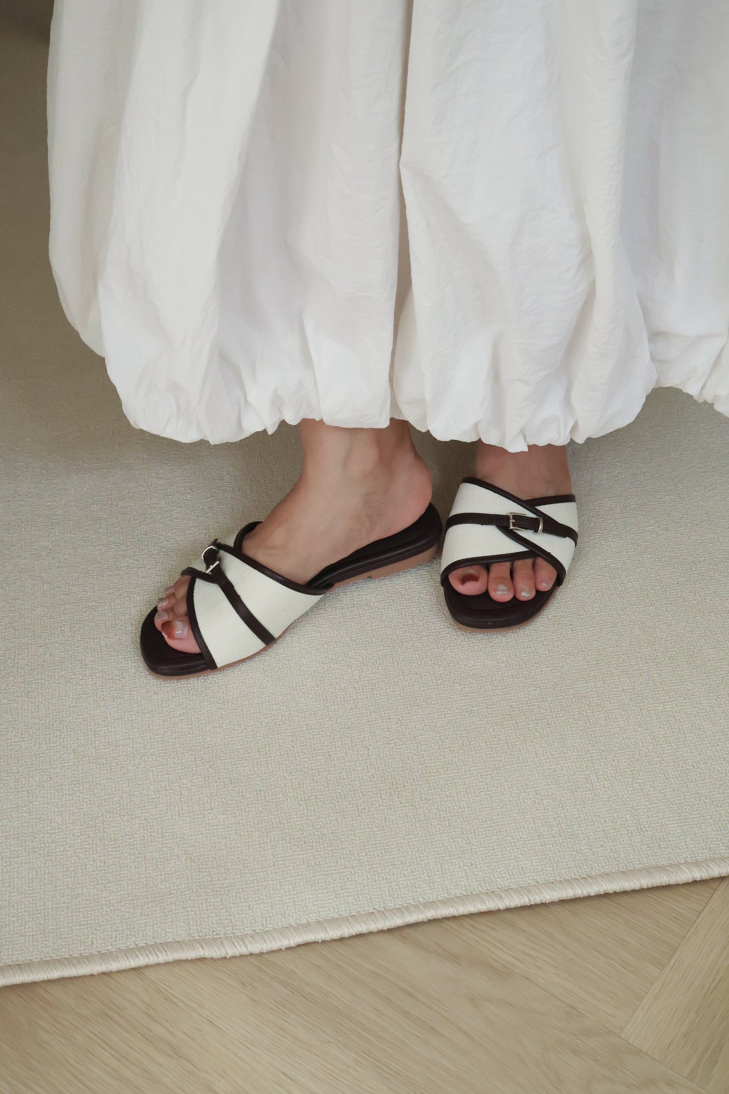 Oliver Contrast Buckle Slide Sandals (Chocolate)