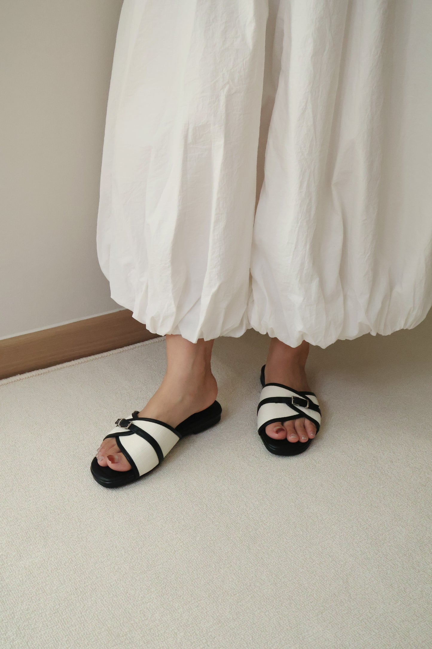 Oliver Contrast Buckle Slide Sandals (Black)