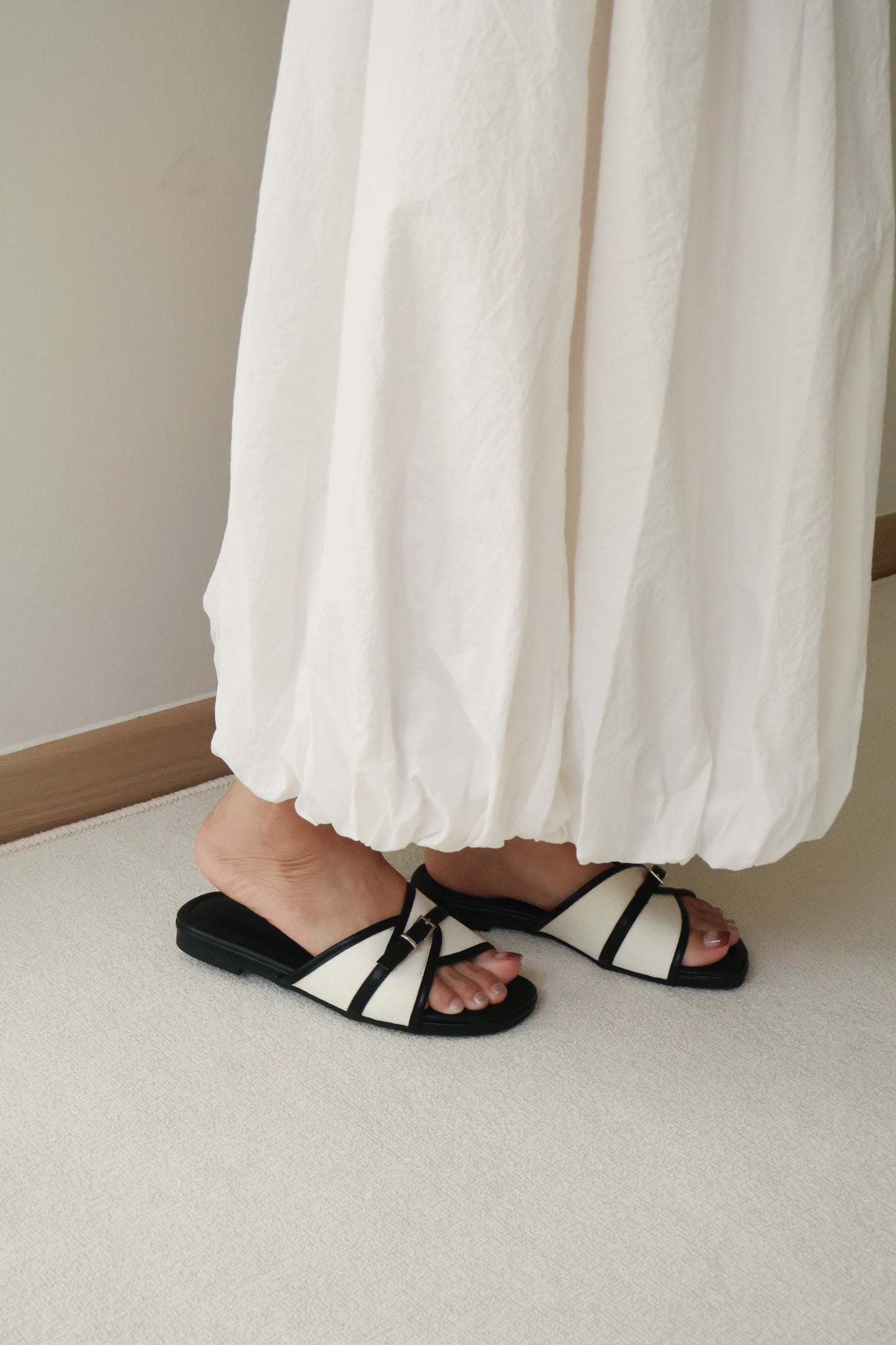 Oliver Contrast Buckle Slide Sandals (Black)