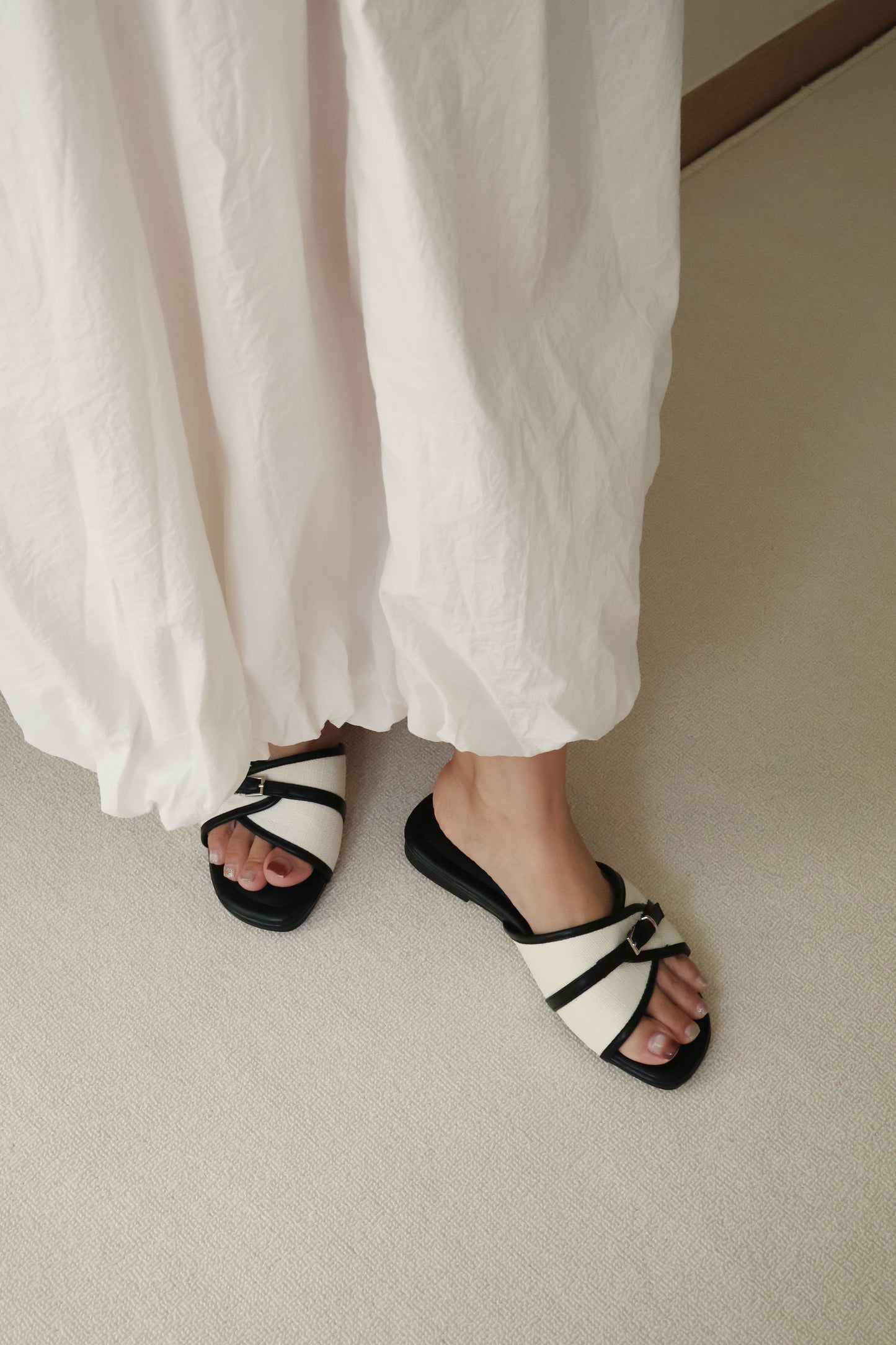 Oliver Contrast Buckle Slide Sandals (Black)