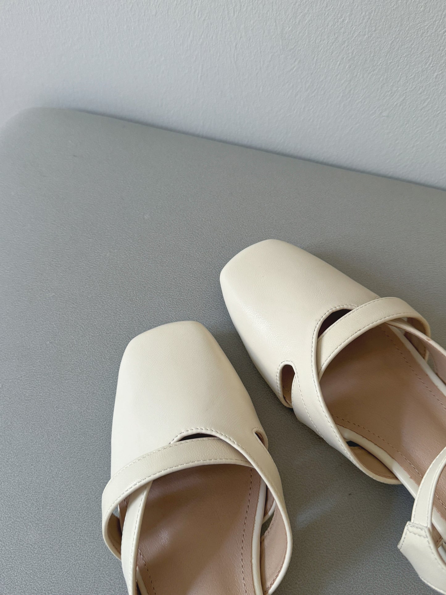 Briella Interlocking Sandals (Cream White)