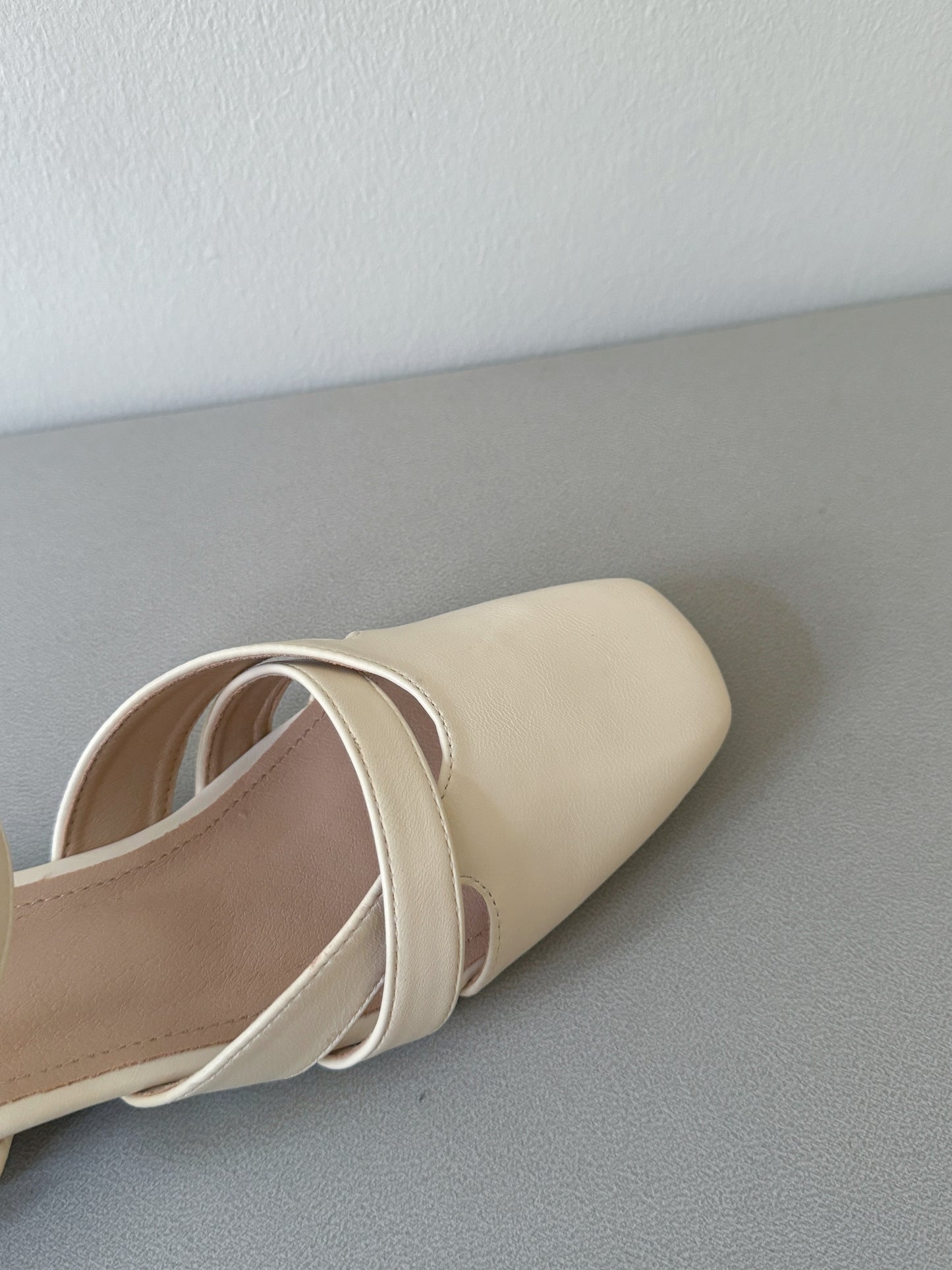 Briella Interlocking Sandals (Cream White)