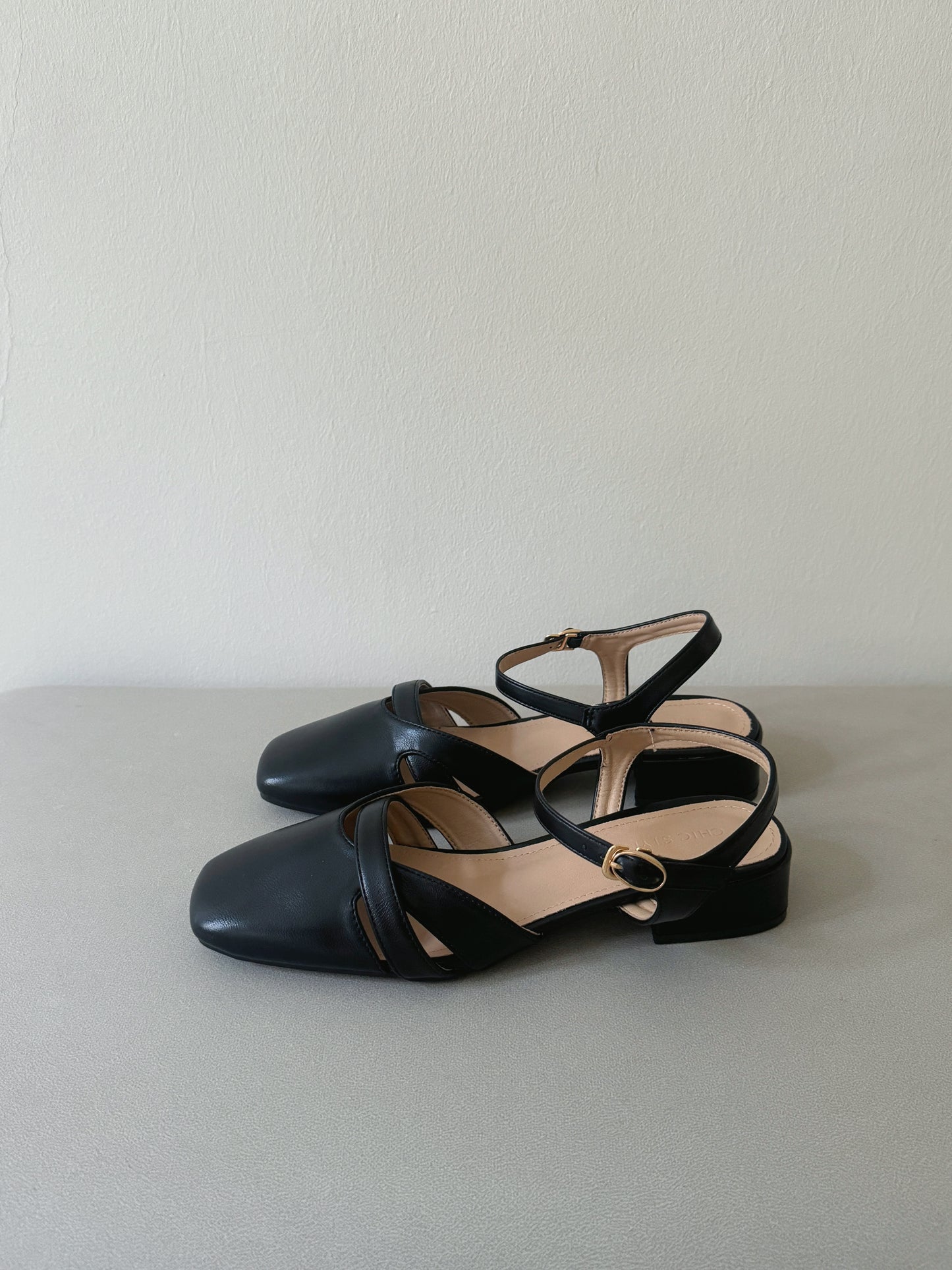 Briella Interlocking Sandals (Black)