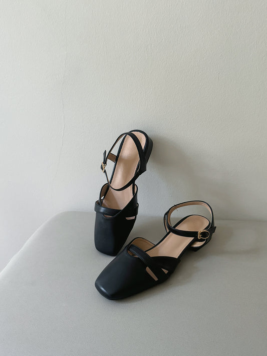 Briella Interlocking Sandals (Black)