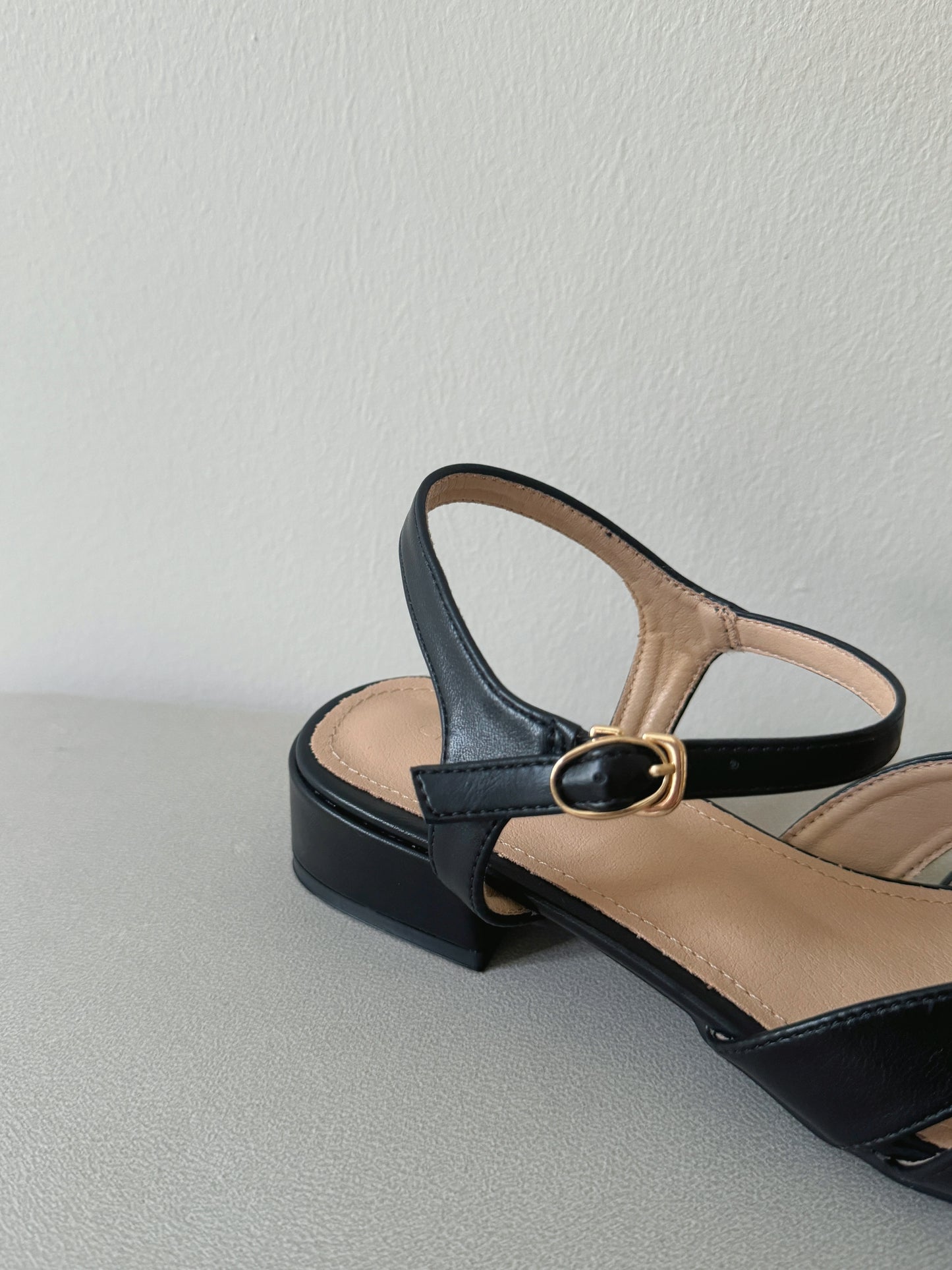 Briella Interlocking Sandals (Black)