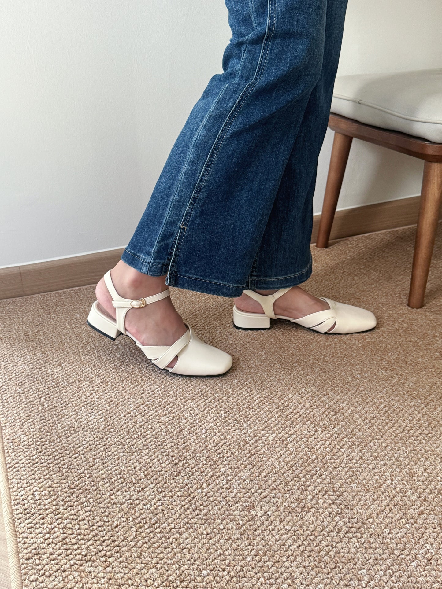 Briella Interlocking Sandals (Cream White)