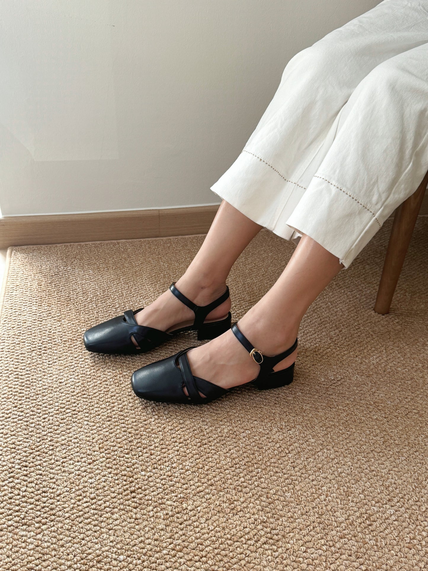 Briella Interlocking Sandals (Black)