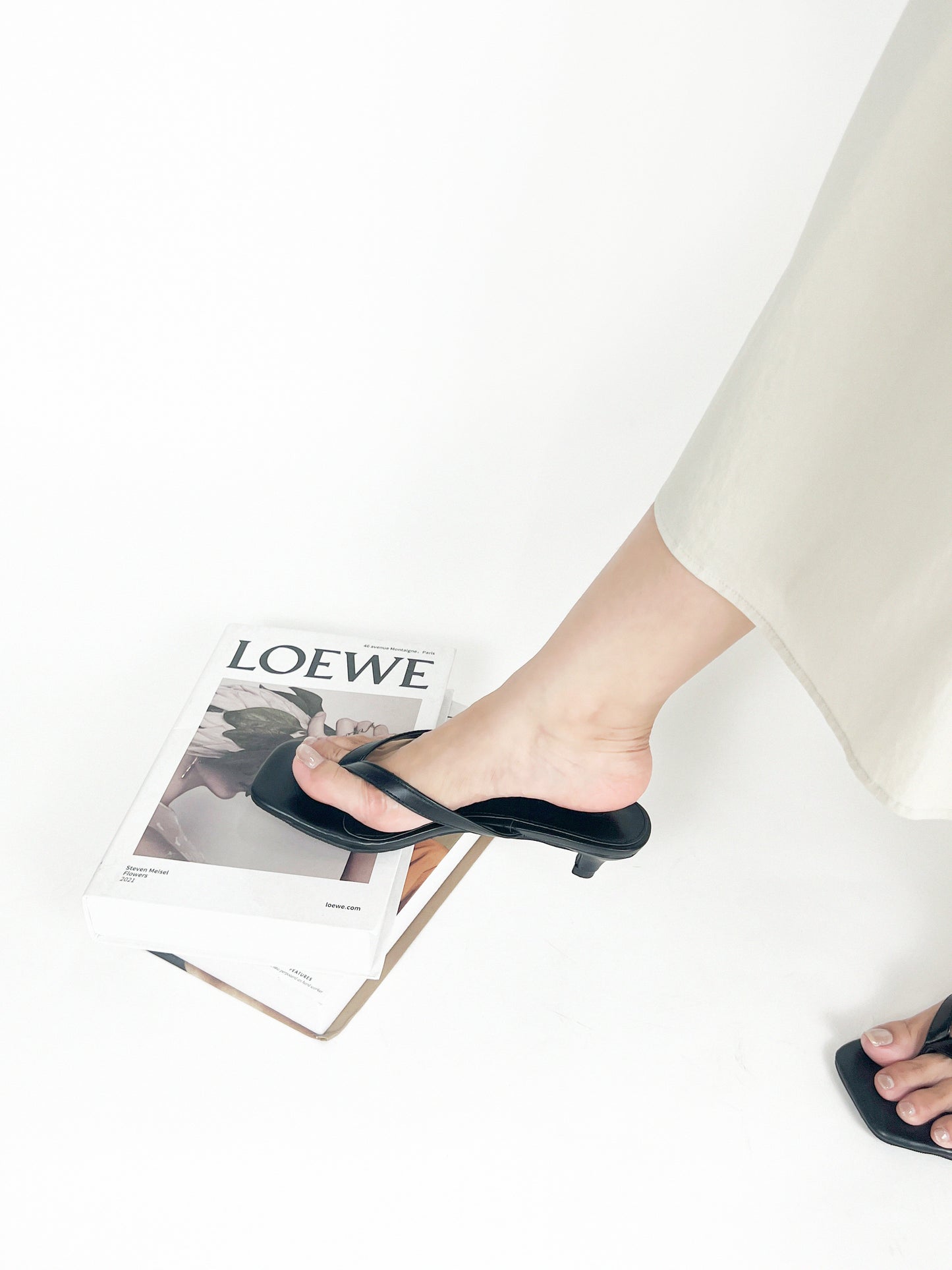 Janelle Low Heel Thong Sandals (Black)
