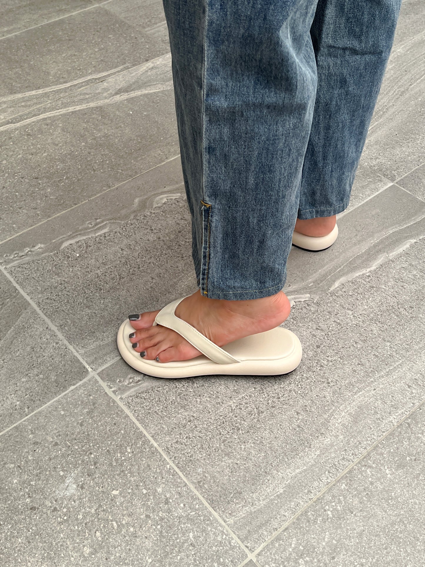 Heidi Thong Homey Sandals (Cream White)